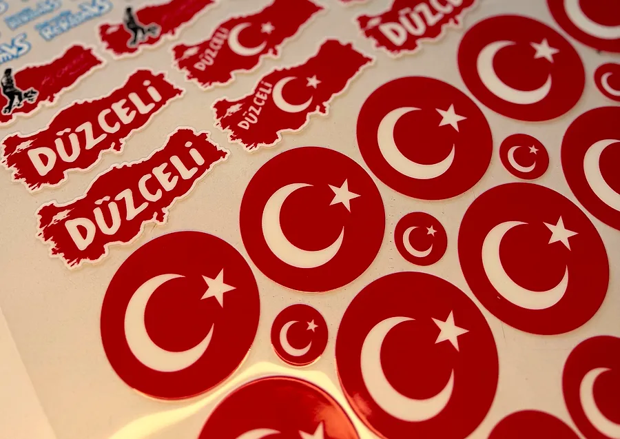 UV DTF baskı: bayrak ve şehir etiketleri